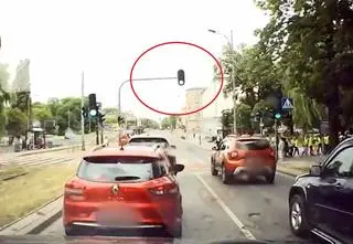 Opiekunowie z dziećmi przebiegali na czerwonym świetle. Nagranie