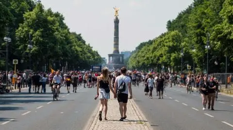 berlin niemcy tlum shutterstock_1110251018