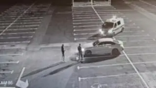 20-latek driftował na parkingu, wszystkiemu przyglądała się jego rodzina