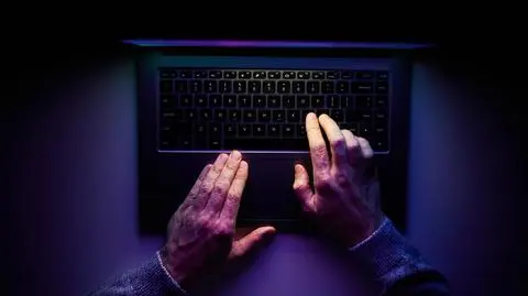 komputer laptop shutterstock_2558746171