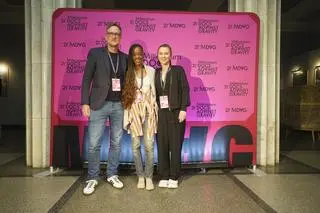 Od lewej: Christoph Holthof (producent), Cece Mlay i Agnes Lisa Wegner w Warszawie