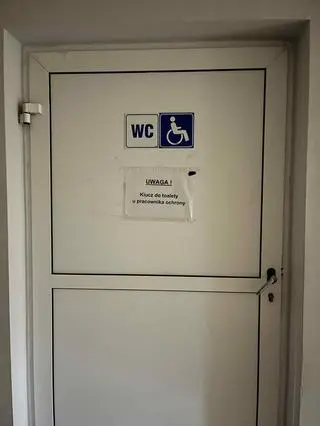 By skorzystać z toalety, trzeba udać się po klucz