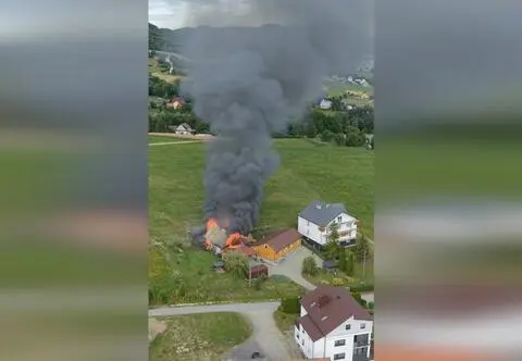 Płomienie ogarnęły cały budynek, strażacy wynieśli butlę z gazem