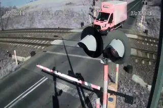 Przejechał slalomem pomiędzy rogatkami. Sekundy wcześniej przejechał tamtędy pociąg