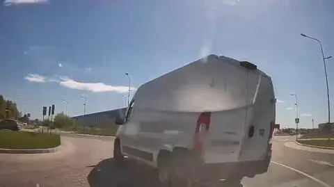 Kierowca przejechał środkiem ronda