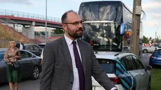 Poseł Krzysztof Szczucki przed spotkaniem prezydenta elekta Karola Nawrockiego z klubem parlamentarnym PiS, 22 lipca 2025 r. 