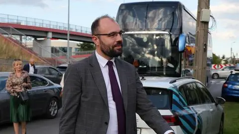 Poseł Krzysztof Szczucki przed spotkaniem prezydenta elekta Karola Nawrockiego z klubem parlamentarnym PiS