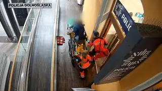 Policjant z Wrocławia uratował życie starszego mężczyzny na dworcu
