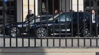 Donald Tusk przed Pałacem Prezydenckim