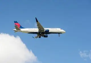 Lecieli do Amsterdamu. 25 osób trafiło do szpitala