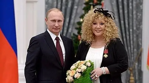 Putin uhonorował Pugaczową orderem za zasługi. Zdjęcie z 22 grudnia 2014 roku 