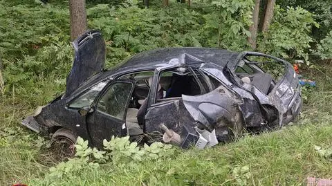 Auto dachowało, kobieta zginęła, kierowca i pasażer w szpitalu