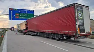 Wypadek trzech ciężarówek i osobówki obok Zgorzelca