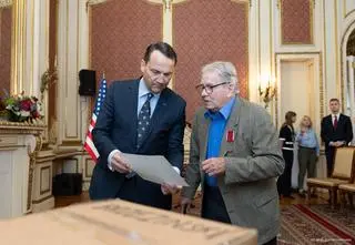 Sikorski odebrał "archiwum katyńskie". Wręczył odznakę za "dzieło życia"