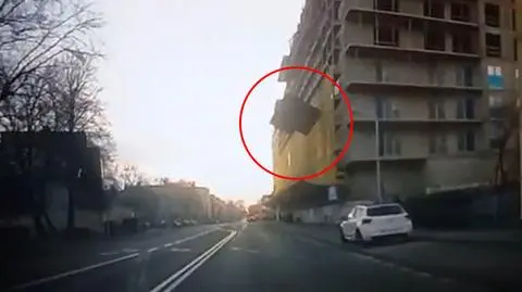 Ciężka płyta spadła z dachu budynku na ruchliwą ulicę