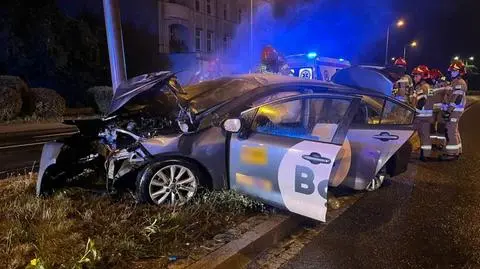 Taksówka uderzyła w słup