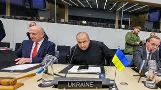 Od lewej ministrowie obrony Wielkiej Brytanii John Healey, Ukrainy Rustem Umierow i Niemiec Boris Pistorius podczas spotkania tzw. Grupy Ramstein w Brukseli