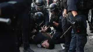 Protesty w Los Angeles. Burmistrz miasta wprowadziła godzinę policyjną 