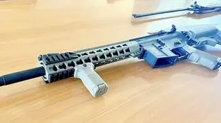 Policjanci znaleźli trzy przedmioty przypominające broń palną 