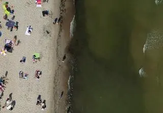 Czterolatka zgubiła się na plaży, znaleźli ją kilometr dalej. "Dostaliśmy swoją nauczkę"