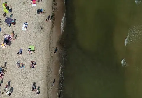 Czterolatka zgubiła się na plaży, znaleźli ją kilometr dalej. "Dostaliśmy swoją nauczkę"