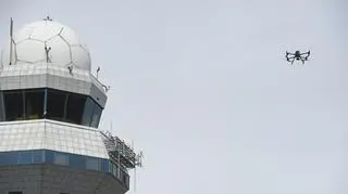 Pokaz dronów podczas briefingu prasowego w siedzibie PAŻP