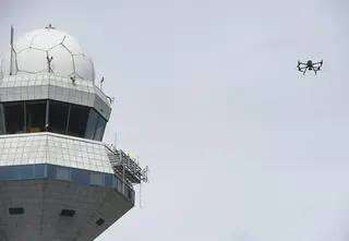 Drony paraliżują lotniska. Sposoby na to są, ale nie w Polsce