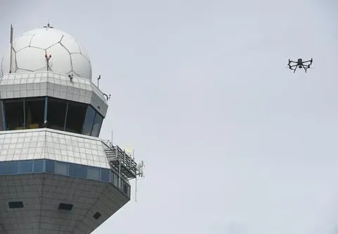 Drony paraliżują lotniska. Sposoby na to są, ale nie w Polsce