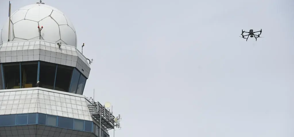 Drony paraliżują lotniska. Sposoby na to są, ale nie w Polsce