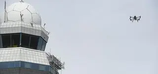 Drony paraliżują lotniska. Sposoby na to są, ale nie w Polsce