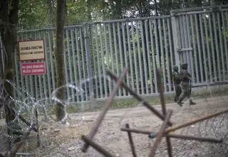 Policjant zabronił posłankom wjazdu do zamkniętej strefy. Prokuratura cofa akt oskarżenia
