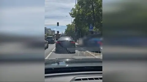 Półnagi mężczyzna wystawał z okna jadącego samochodu. Niebezpieczne zachowanie w centrum Warszawy