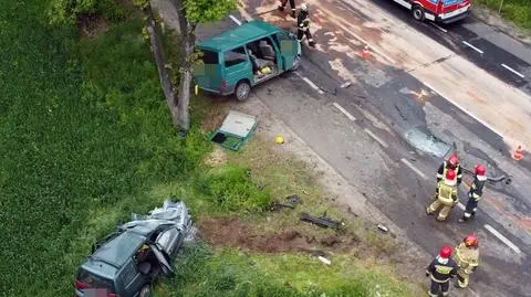 Bus zjechał ze swojego pasa, uderzył czołowo w auto osobowe. Jedna osoba nie żyje, dwie są ranne
