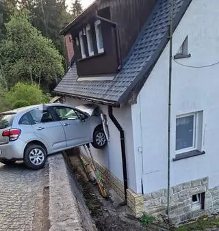 Samochód wbił się w ścianę domu jednorodzinnego