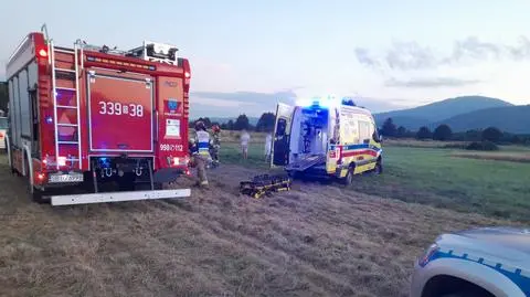 86-latek lecący motolotnią spadł z dużej wysokości