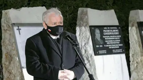 Krzyczeli "kłamca" i "wynocha" do Kaczyńskiego, mieli zostać ukarani. Sąd o tym, czemu tak się nie stało