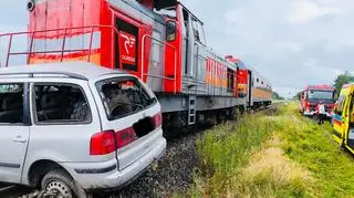 Wjechał na przejazd, w auto uderzył pociąg. Kierowca nie przeżył