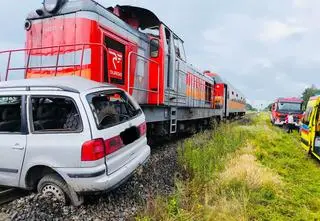 Wjechał na przejazd, w auto uderzył pociąg. Kierowca nie przeżył