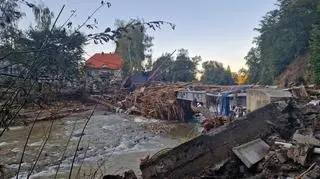 Porwany przez rzeką dom Dawida i Agaty na moście Wojciecha w Głuchołazach 