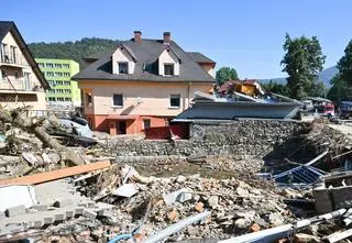 "Nigdy wcześniej pomoc nie była tak wielka". Ministerstwo podsumowuje rok po powodzi