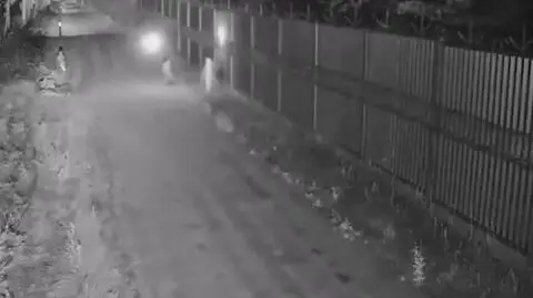 "Funkcjonariusze Straży Granicznej i żołnierze zostali zaatakowani przez osoby przebywające po drugiej stronie zapory"