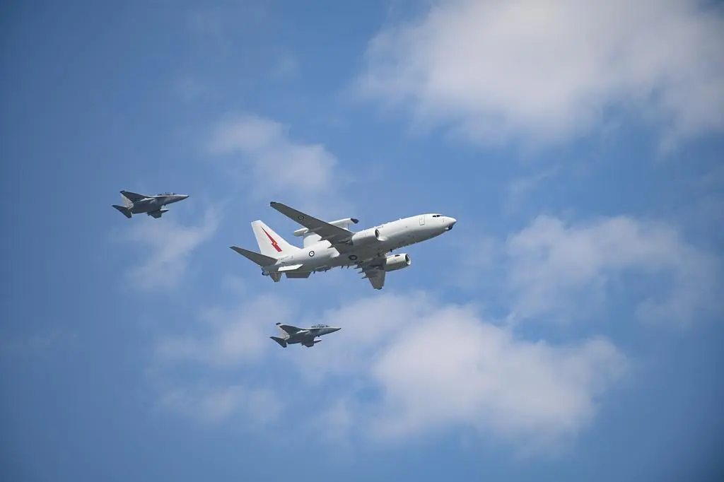 Samoloty i helikoptery nad Wisłostradą