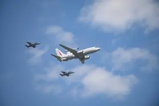 Samoloty i helikoptery nad Wisłostradą