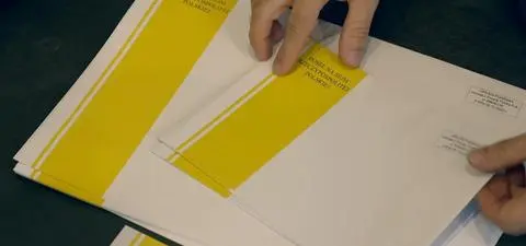 Wydają krocie na listy, choć nie płacą za znaczki
