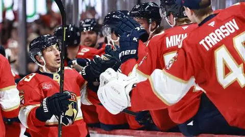 Mistrzowie NHL wciąż niepokonani