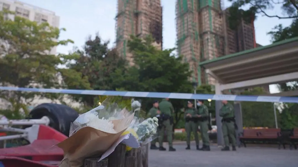 Mieszkańcy Hongkongu składają kwiaty w miejscu pożaru 