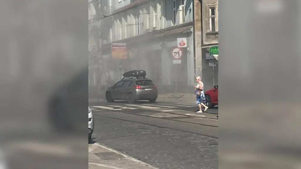 Fragment elewacji oderwał się od budynku