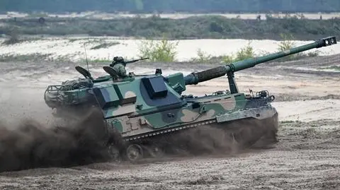 Nowa Dęba, 06.05.2023. Armatohaubica Krab podczas ćwiczeń „Anakonda-23” na poligonie w Nowej Dębie