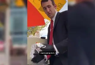 Jako prawnik nie dostaje pensji. W garniturze sprzedaje hot dogi 