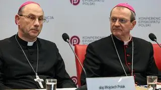 Prymas arcybiskup Wojciech Polak i arcybiskup Tadeusz Wojda w trakcie konferencji prasowej po zakończeniu obrad 400. Zebrania Plenarnego Konferencji Episkopatu Polski.